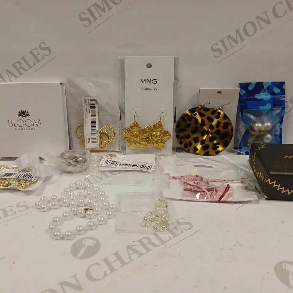 BOX TO CONTAIN APPROX. 12 X ASSORTED ITEMS OF JEWELLERY. INCLUDES EARRINGS, NECKLACES ETC. BRANDS VARY