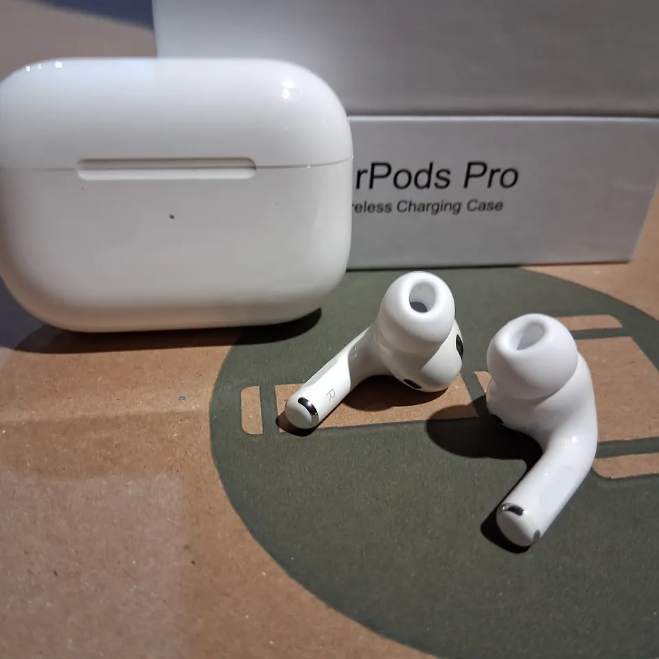 BOXED APPLE AIR POD PRO IN EAR HEADPHONES WITH WIRELESS CHARGING CASE