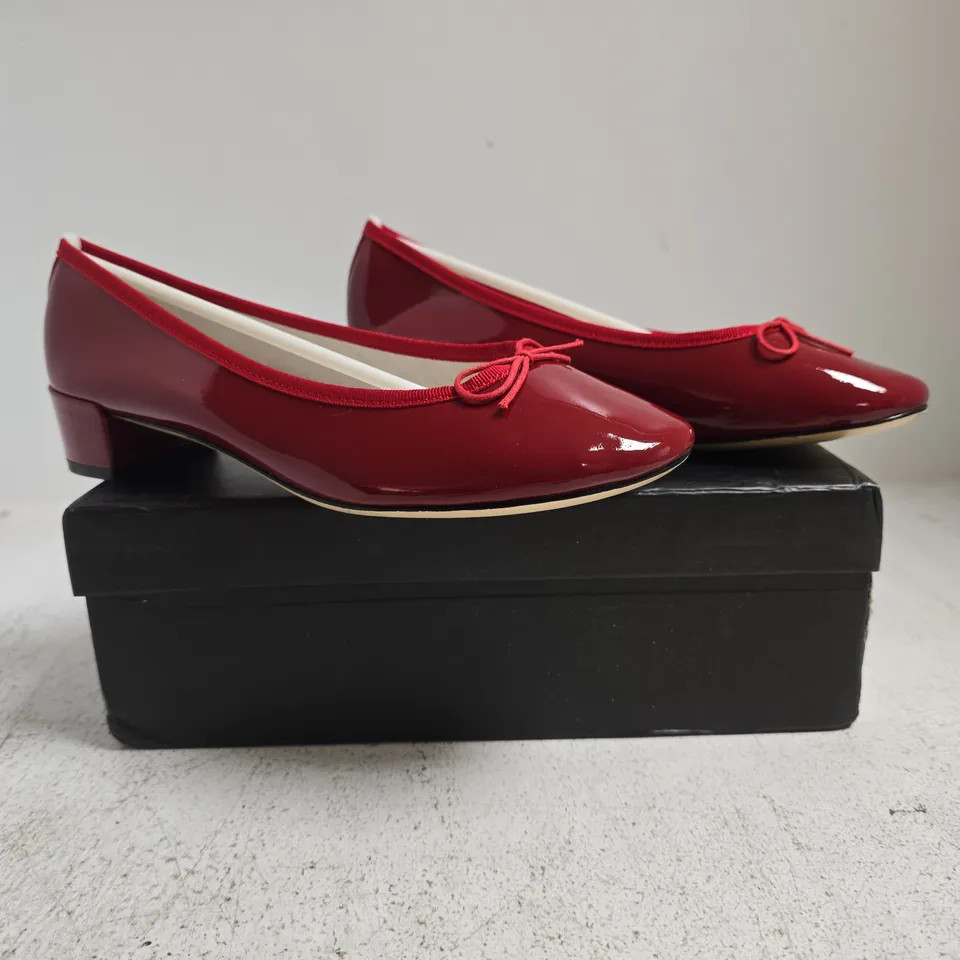 BOXED PAIR OF REPETTO BLOCK HEEL SHOE SIN RED SIZE EU 40