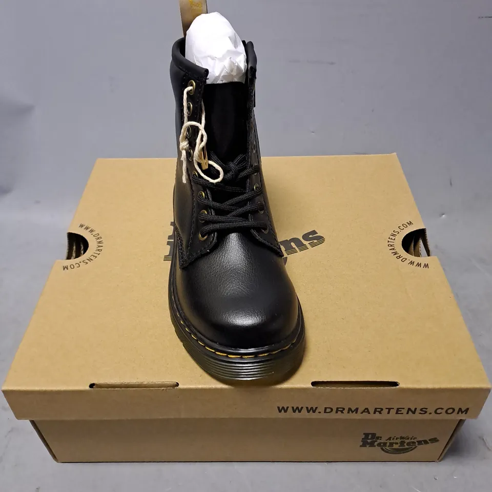 BOXED PAIR OF DR MARTENS CHILD NEWBURY TUMBLE VEGAN BOOT IN BLACK SIZE 10