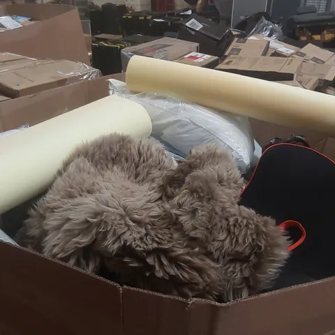 PALLET CONTAINING A LARGE QUANTITY OF ASSORTED CUSHIONS, PILLOWS AND RELATED ITEMS ECT