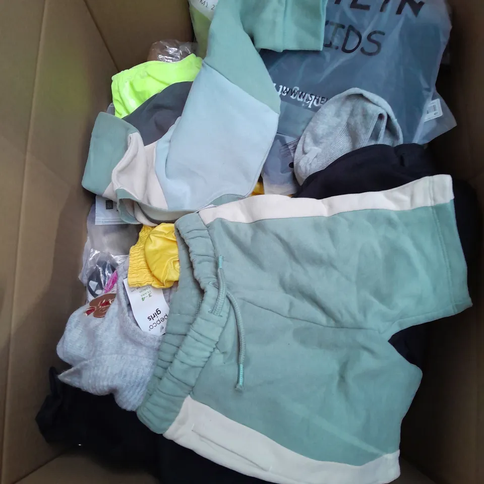 BOX OF APPROXIMATELY 35 ASSORTED KIDS CLOTHING ITEMS TO INCUDE - JEANS, HOODIE, SHORTS SET, ETC