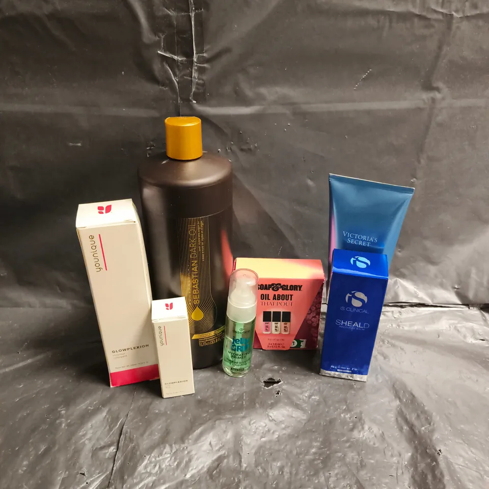 APPROXIMATEY 20 ASSORTED HEALTH AND BEAUTY PRODUCTS TO INCLUDE - VICTORIA'S SECRET FRAGRANCE LOTION - YOUNIQUE GLOWPLEXION SERUM - ESSENCE JELLY GRIP - ETC