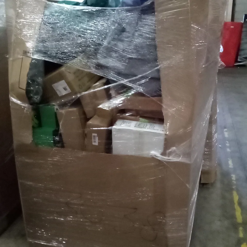 PALLET OF ASSORTED ITEMS INCLUDING 3.2 GAL FRUIT PRESS, TOILET SEAT, CANDIRA BATHROOM ACCESSORIES, SCOVILLE NEVER STICK FRYING PAN, SHOE BOXES