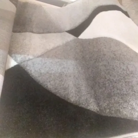 PACO DIAMOND 80X150CM BLACK/ WHITE RUG