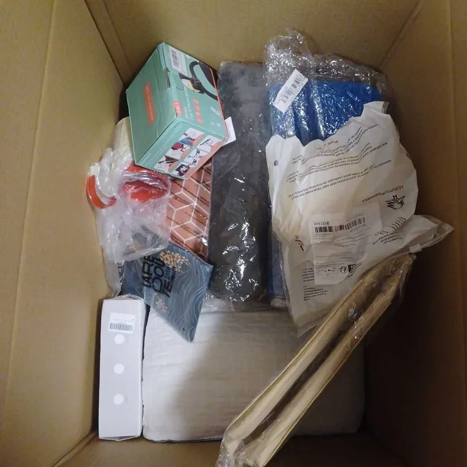 LARGE BOX OF APPROXIMATELY 12 ASSORTED HOUSEHOLD ITEMS TO INCLUDE - PET TRAINING PADS - RAINBOW PRINT STORAGE BASKET - B&Q STEEL FIXED DOWNLIGHTS - ETC