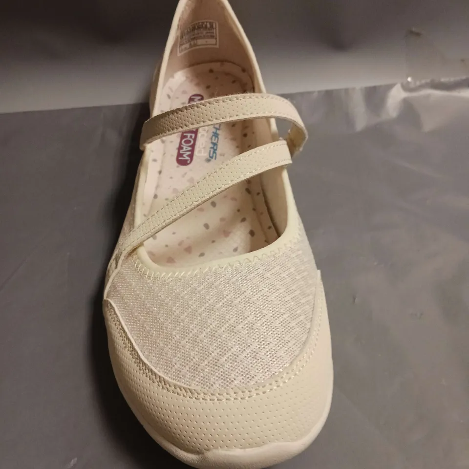 SKECHERS AIR COOLED MEMORY FOAM SLIP ON PUMPS CREAM SIZE 5.5