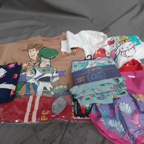 LARGE QUANTITY OF ASSORTED KIDS CLOTHING ITEMS TO INCLUDE PYJAMA SET, SOCKS, TOP, ETC