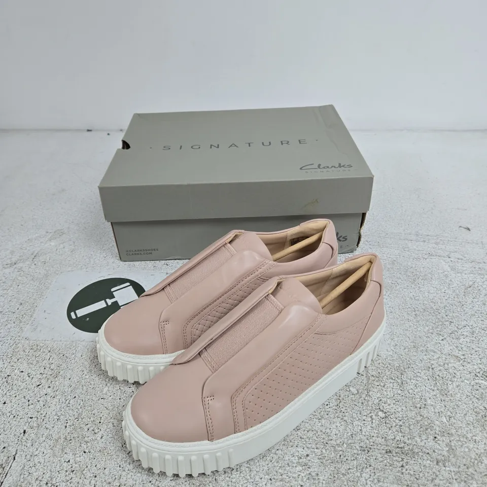 CLARKS SIGNATURE WOMEN’S SLIP-ON SHOES – LIGHT PINK LEATHER, UK 7