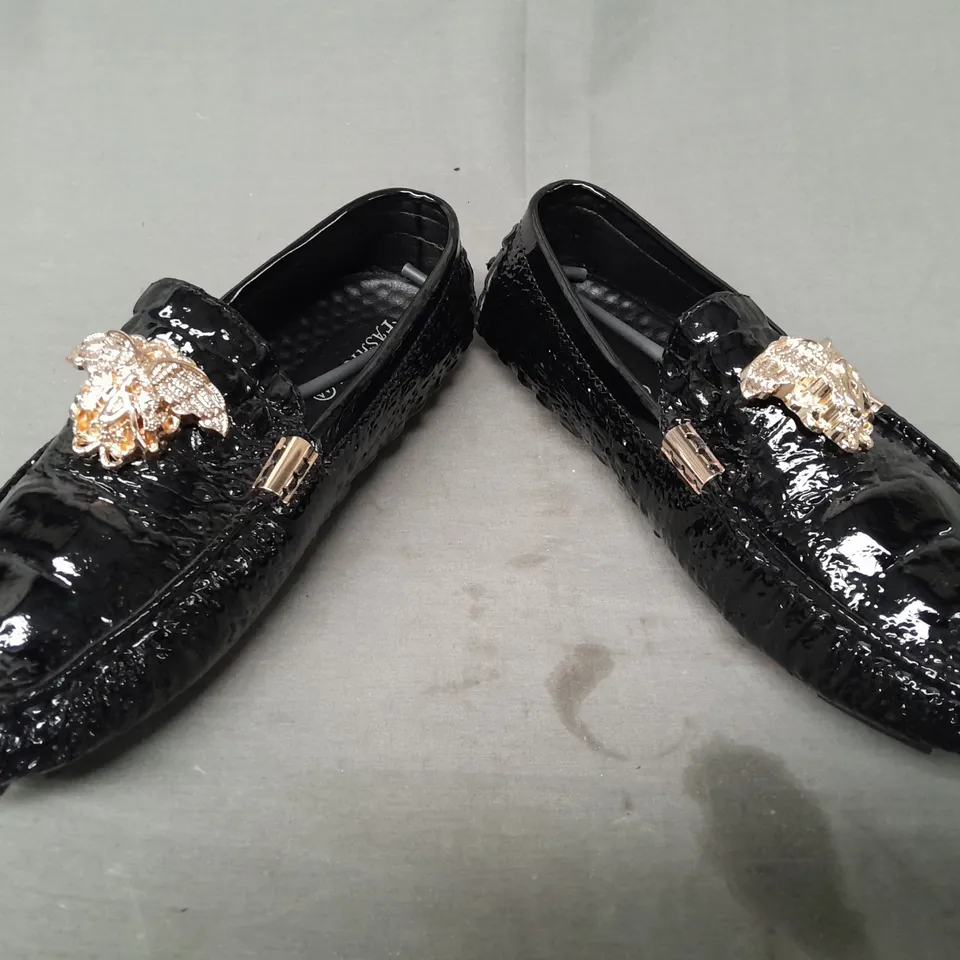 BOXED PAIR OF DESIGNER LOAFERS IN BLACK EU SIZE 44