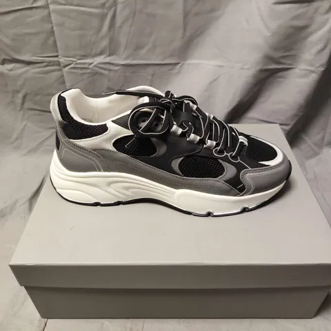 CLEENS PULSE RUNNER TRAINERS IN CARBON - 8