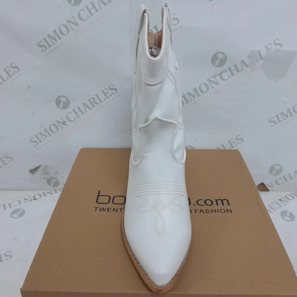 BOXED PAIR OF BOOHOO WIDE FIT STITCH DETAIL ANKLE WESTERN BOOTS IN WHITE - SIZE 4