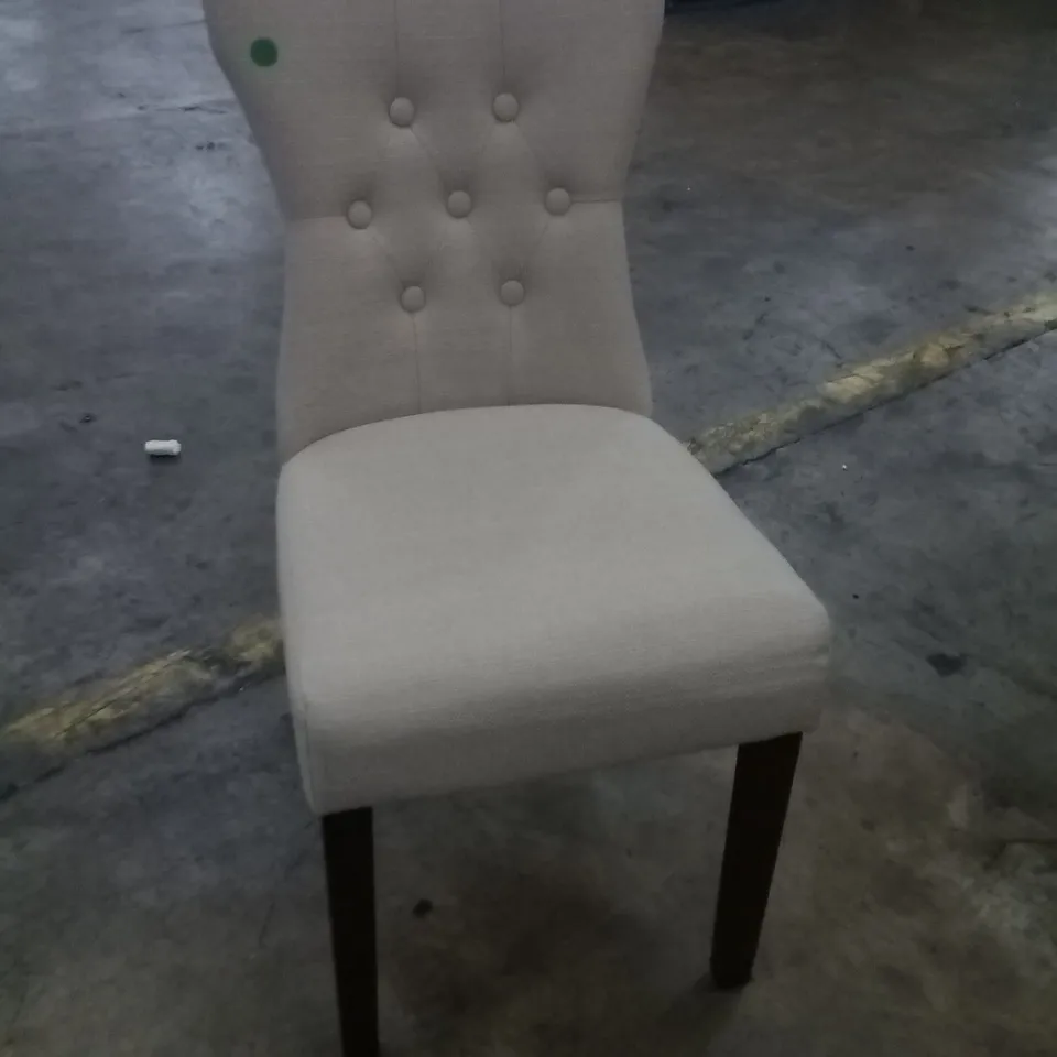 APPROXIMATELY 4 BEIGE FABRIC BUTTON BACK DINING CHAIRS WITH WALNUT LEGS