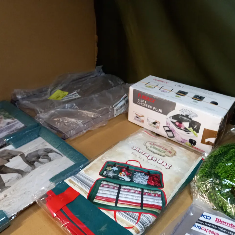 LARGE BOX OF APPROXIMATELY 20 ASSORTED HOUSEHOLD ITEMS TO INCLUDE: CHRISTMAS WRAPPING PAPER, CHRISTMAS STORAGE BAG, 4-IN-1 CHOPPER