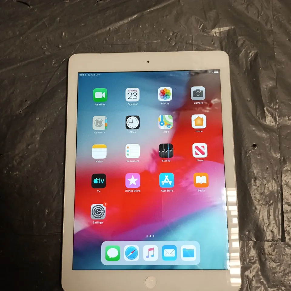 APPLE IPAD AIR (1ST GEN) 9.7IN 16GB - WHITE BEZEL, SILVER BACK (WI-FI)