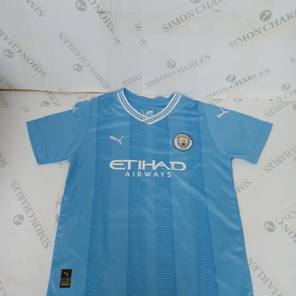 MANCHESTER CITY FC HOME SHIRT AND SHORTS WITH SCOTT 7 ON THE BACK SIZE 24