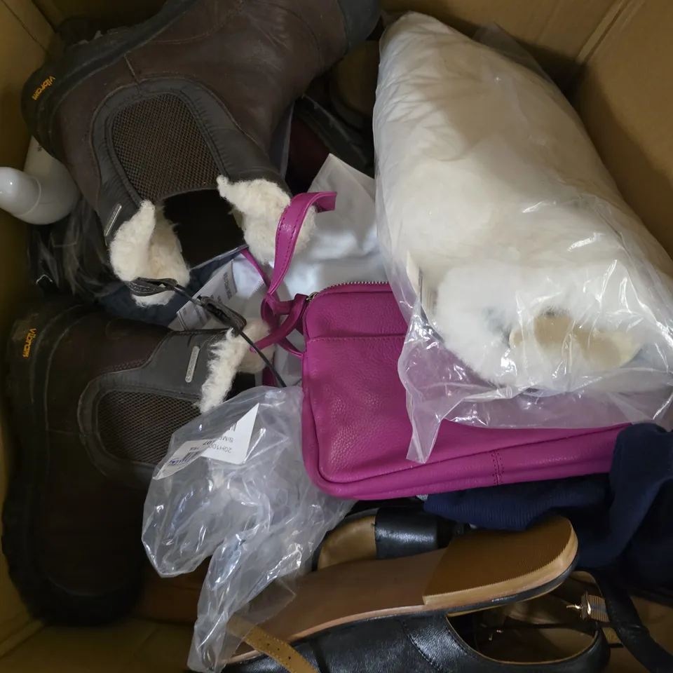 APPROXIMATELY 20 ASSORTED HOUSEHOLD PRODUCTS TO INCLUDE CLOTHING, MIRROR CASE, HANDBAG ETC