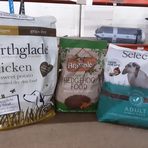 TOTE OF PET SUPPLIES INCLUDING FORTHGLADE CHICKEN WITH SWEET POTATO COLD PRESSED DRY DOG FOOD, BRAMBLES CRUNCHY HEDGEHOG FOOD, SCIENCE SELECTIVE ADULT RABBIT FOOD