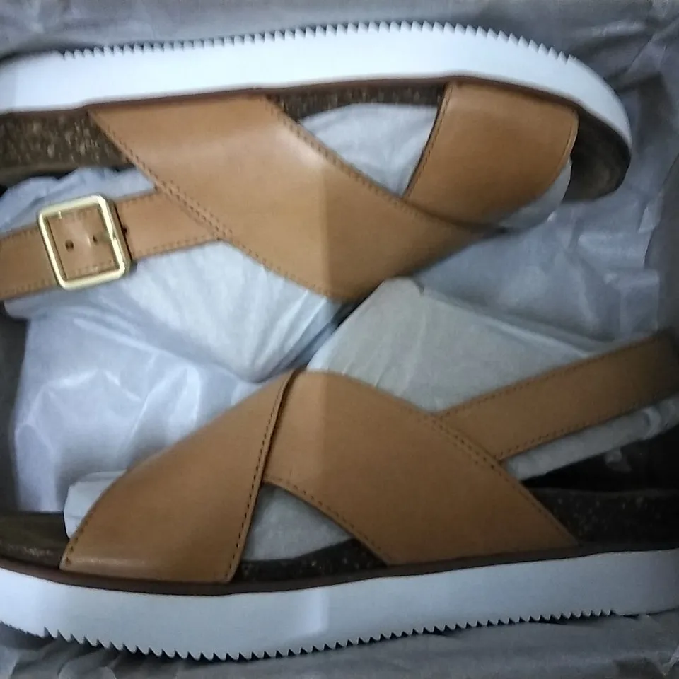 3 CLARKS SHOE BOXES CONTAINING ELAYNE SAND LEATHER SANDALS SIZE 5
