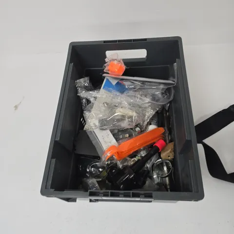 TOTE OF APPROXIMATELY 14 ASSORTED AUTO ITEMS TO INCLUDE: SEAT BELT ASSEMBLY 