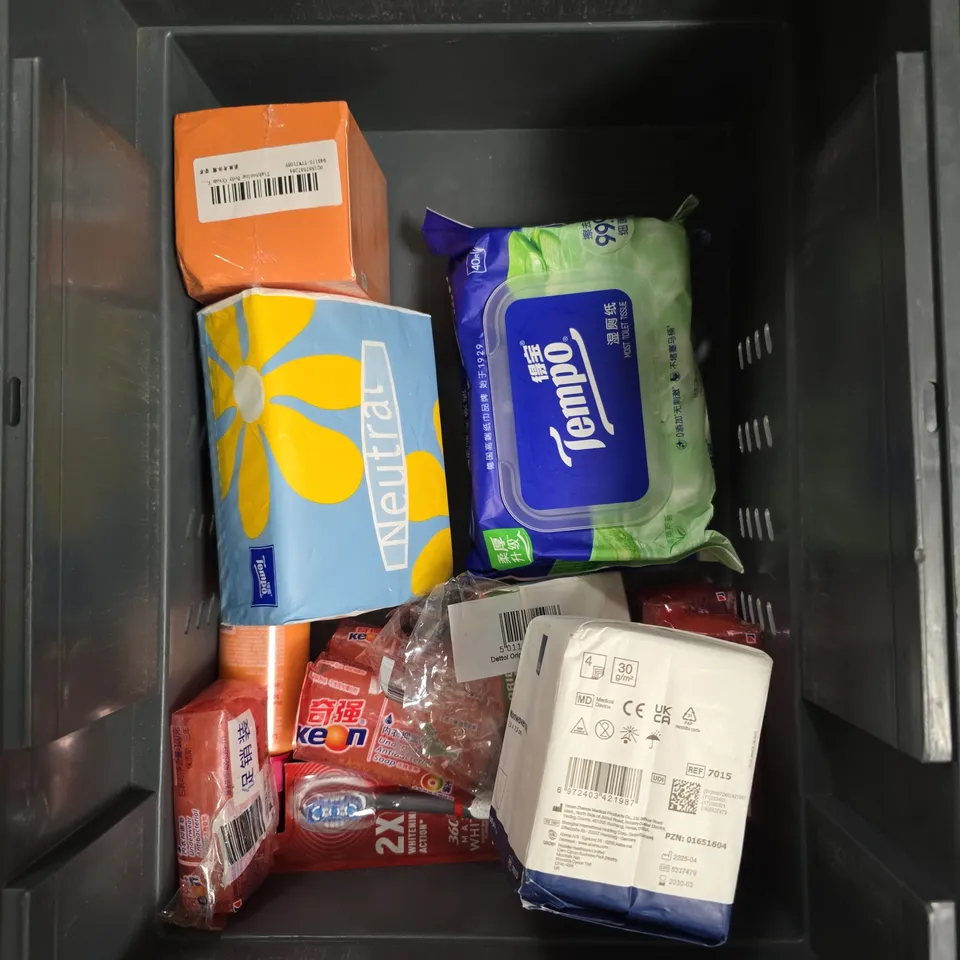 APPROXIMATEY 15 ASSORTED HEALTH AND BEAUTY PRODUCTS TO INCLUDE - SANEX SHOWER GEL - NATURAL SCALP CREAM AND JOJO MAMAN BEBE GIFT SET