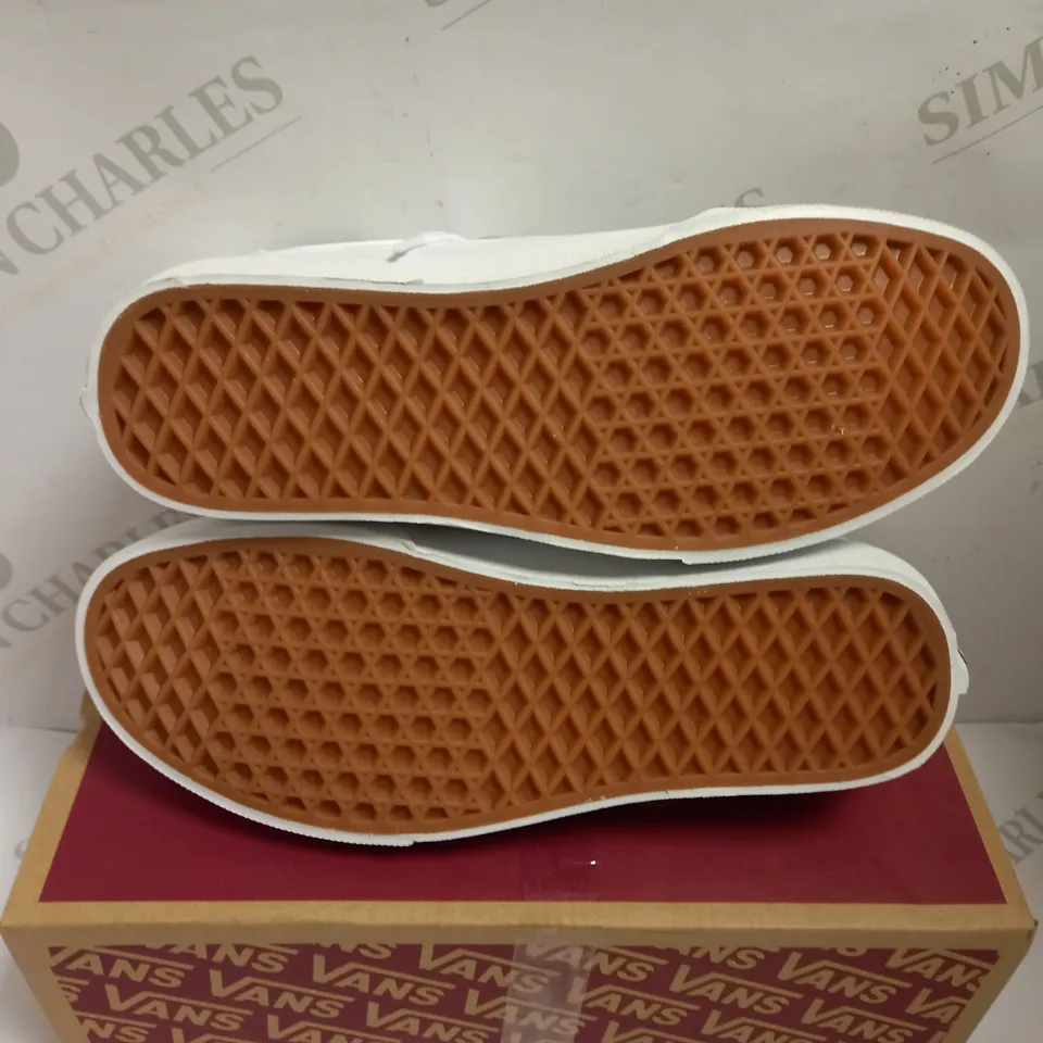 BOXED VANS CHECKERBOARD WARD SHOES - SIZE 8.5