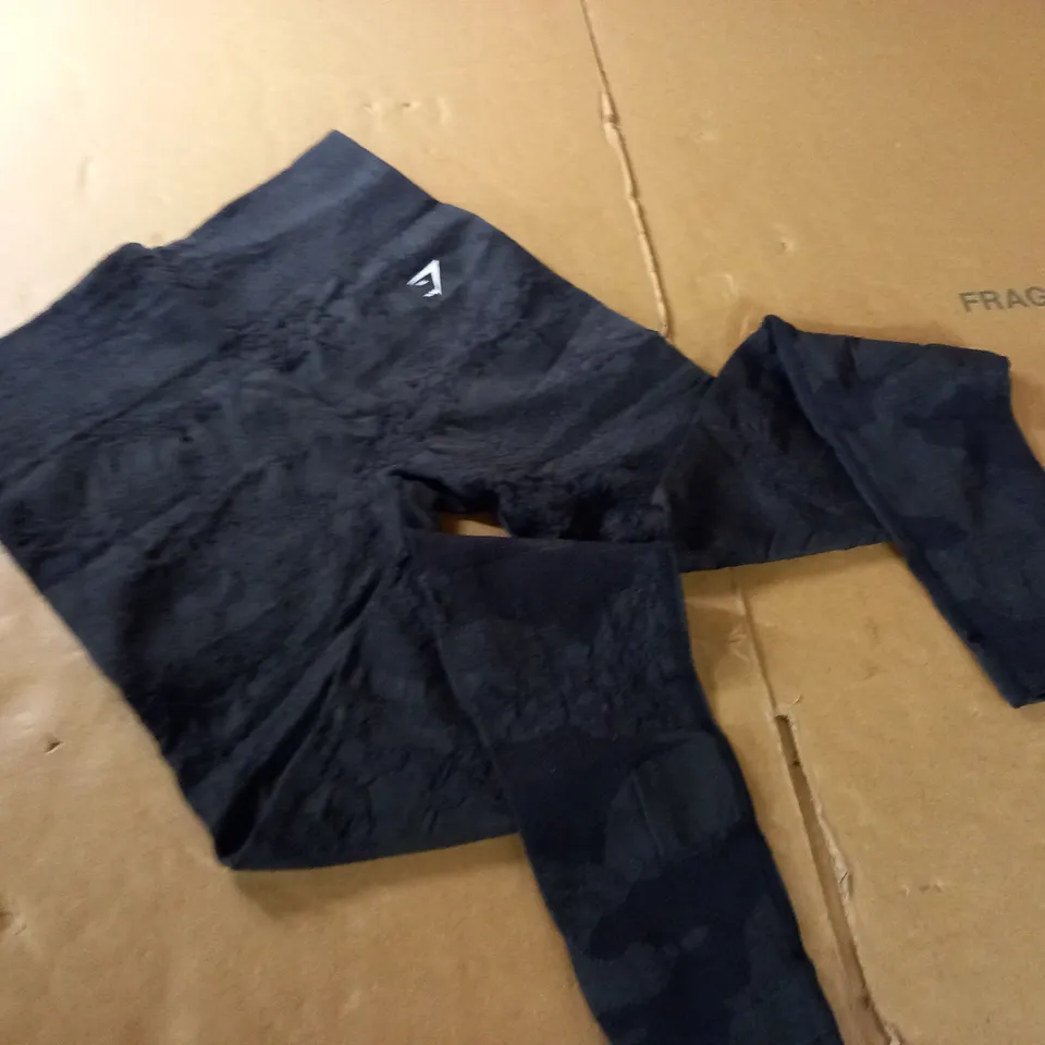 GYMSHARK TEXTURED BLACK TRAINING PANTS - M