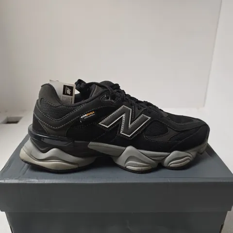 NEW BALANCE BLACK/GREY TRAINERS UK 9 BOXED
