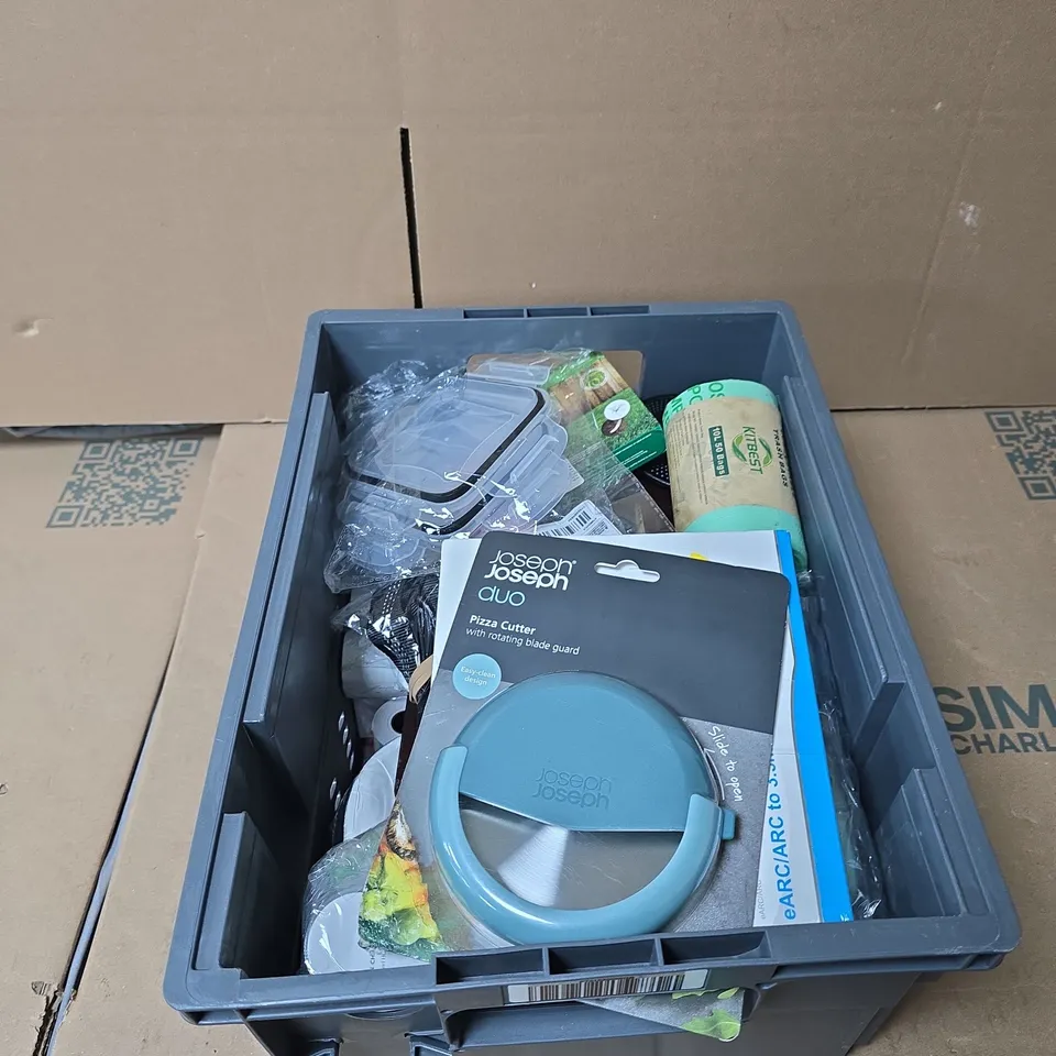 APPROXIMATELY 20 ASSORTED HOUSEHOLD ITEMS INCLUDING JOSEPH JOESPH DUO PIZZA CUTTER , COMPOSTABLE TRASH BAGS AND TAILOR PINS 