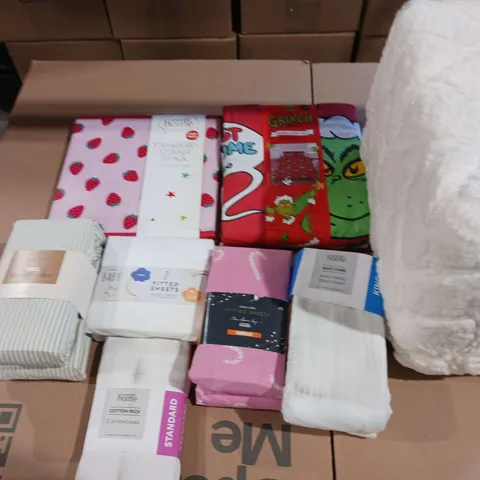 BOX OF APPROXIMATELY 15 ASSORTED BEDDING AND SOFT FURNISHING ITEMS TO INCLUDE - DUVET SETS, FITTED SHEETS, AND PILLOWCASES ETC.