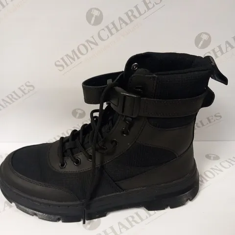 DR MARTENS AIR WARE BLACK BOOTS SIZE 7