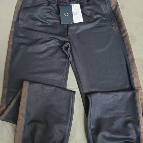 FRED PERRY CONTRAST TAPE TRACK PANTS IN NAVY - M