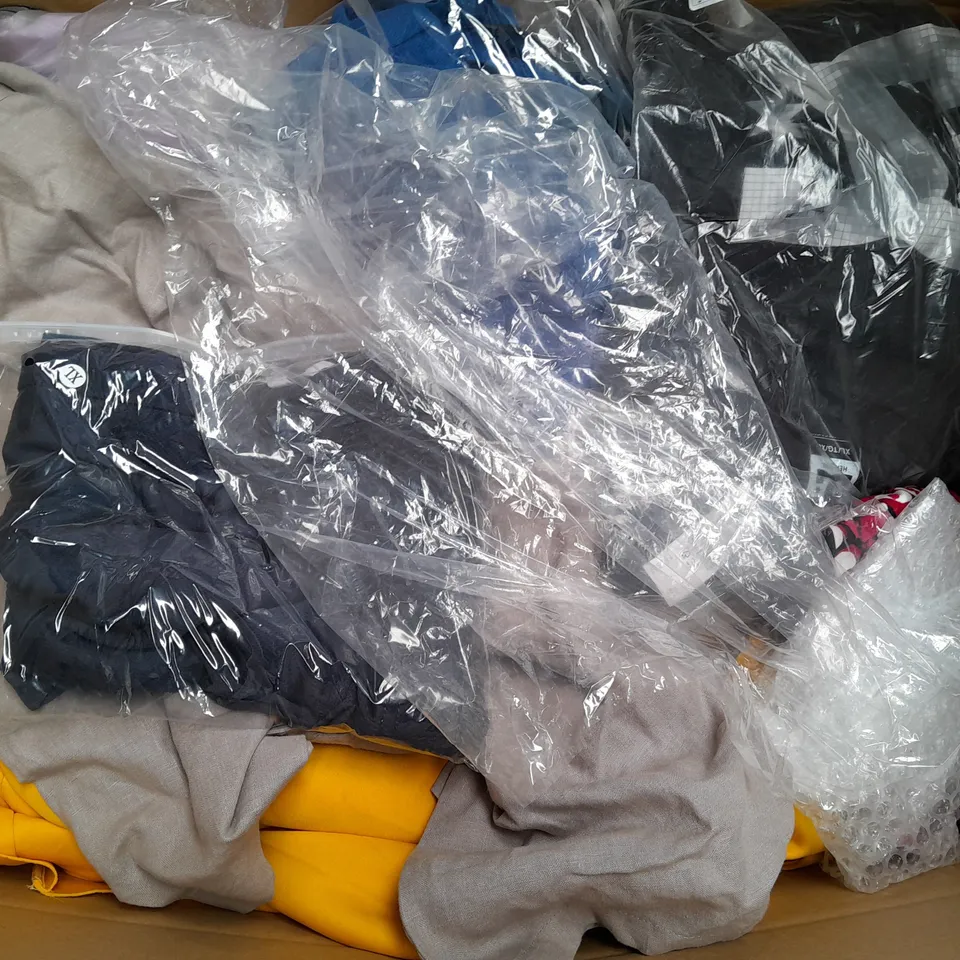 BOX OF APPROXIMATELY 25 ASSORTED CLOTHING ITEMS TO INCLUDE - HAT , T-SHIRT , TROUSERS ETC