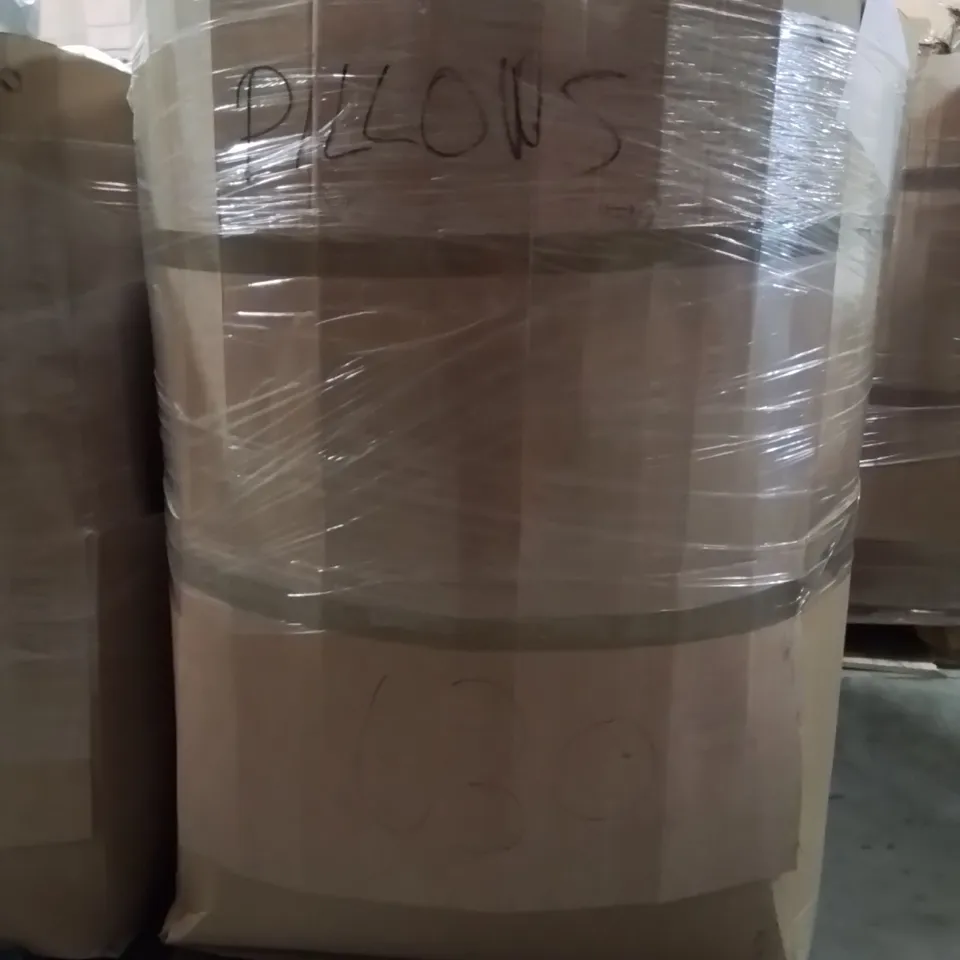 PALLET CONTAINING A LARGE QUANTITY OF PILLOWS 
