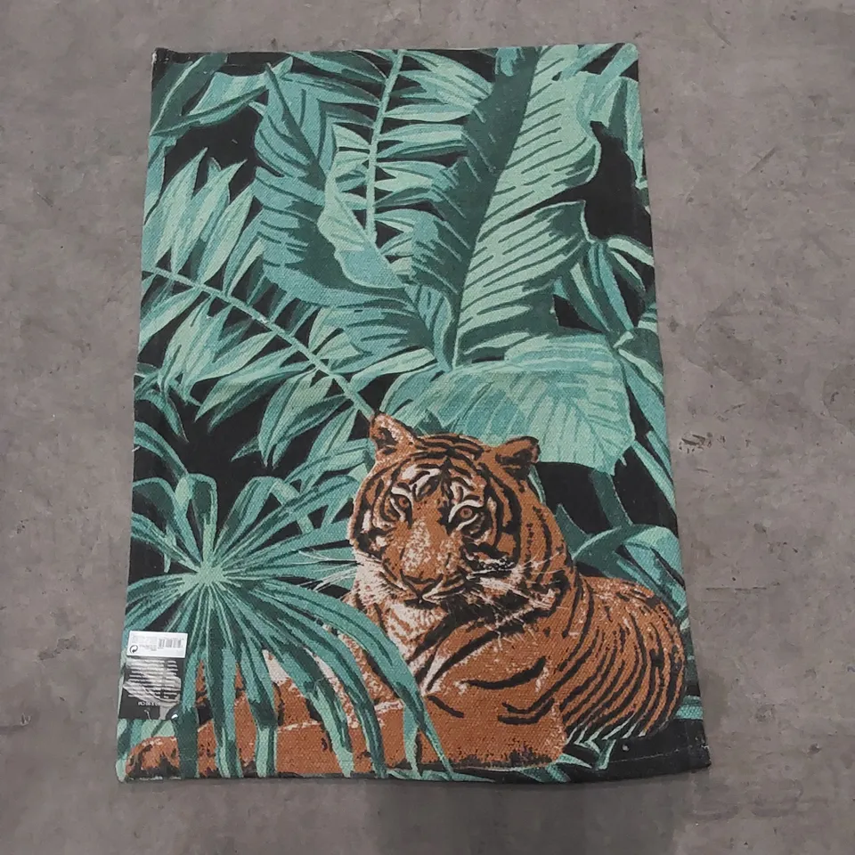 BAG TO CONTAIN APPROX 12 X TIGER PATTERN RUGS // SIZE: 60 X 90cm