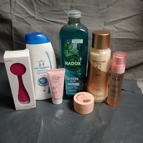 APPROXIMATEY 20 ASSORTED HEALTH AND BEAUTY PRODUCTS TO INCLUDE - RADOX STRESS RELIEF BATH SOAK - SANCTUARY SPA BATH FOAM AND JAPAN SAKURA CLEANSER
