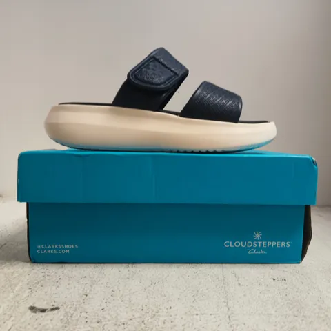 BOXED PAIR OF CLOUDSTEPPERS BY CLARKS SOLEVANA STAR 2 SANDALS IN NAVY SIZE UK 7