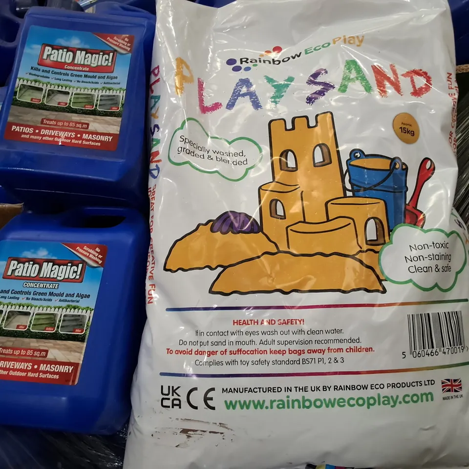 PALLET CONTAINING A LARGE QUANTITY OF 15KG BAGS OF ECO PLAY SAND AND 2.5KG PATIO MAGIC