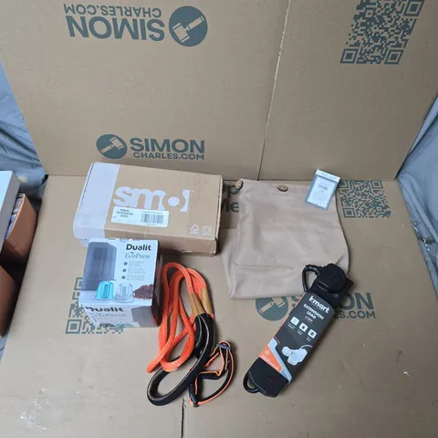 LARGE QUANTITY OF ASSORTED ITEMS TO INCLUDE PILLOW CASE, EXTENSION LEAD, DOG LEAD, DUALIT ECOPRESS, SMOL REFILL PACK, ETC - COLLECTION ONLY