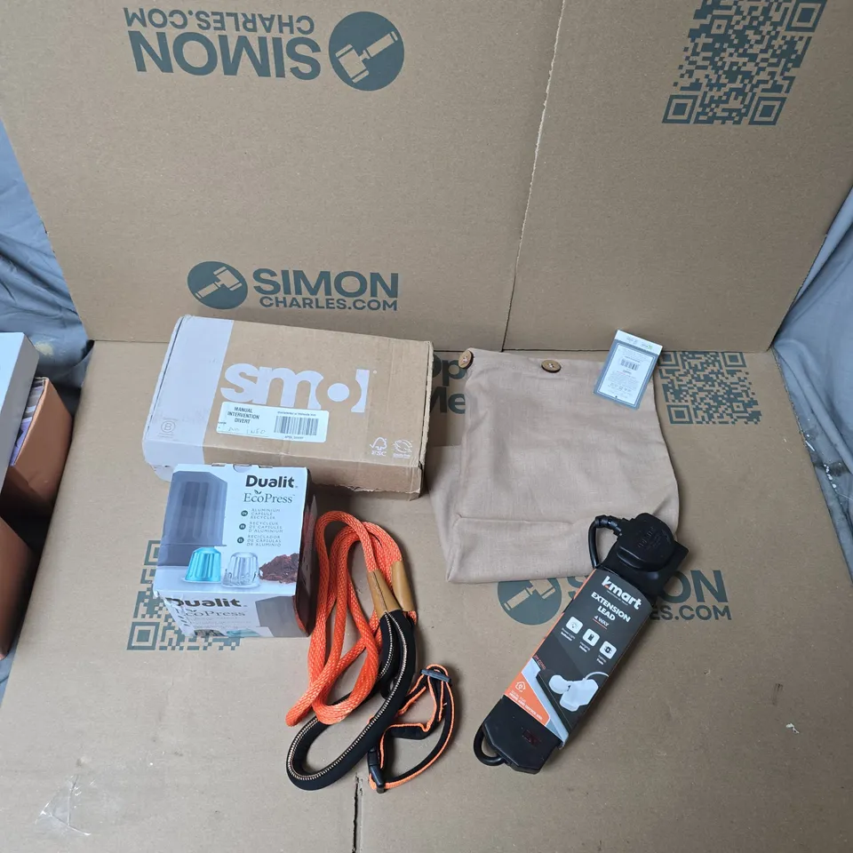 LARGE QUANTITY OF ASSORTED ITEMS TO INCLUDE PILLOW CASE, EXTENSION LEAD, DOG LEAD, DUALIT ECOPRESS, SMOL REFILL PACK, ETC - COLLECTION ONLY