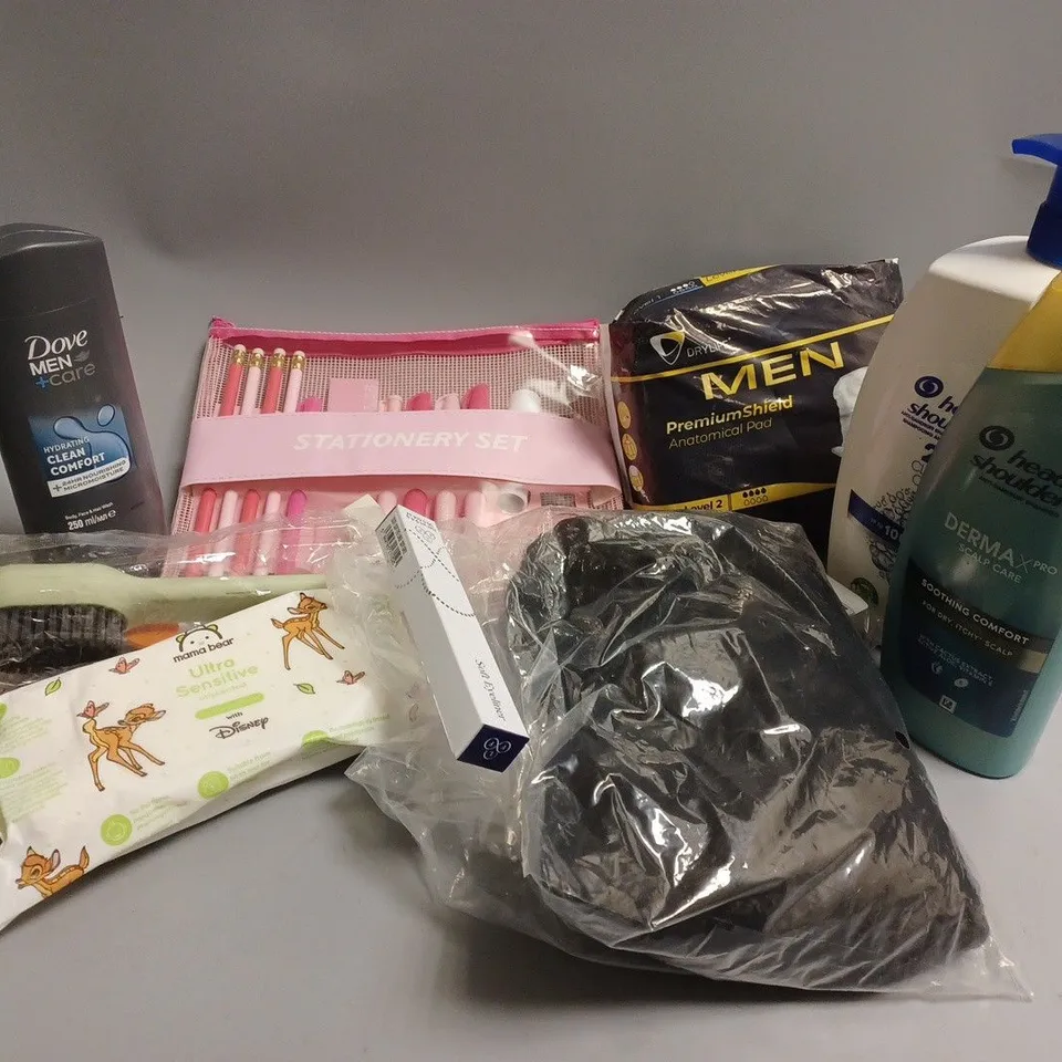 APPROXIMATELY 10 ASSORTED COSMETICS ITEMS TO INCLUDE HEAD & SHOULDERS ANTI-DANDRUFF SHAMPOO & CONDITIONER (1000ml), SOFT EYELINER (0.4g), BLACK HAIR WIG, ETC