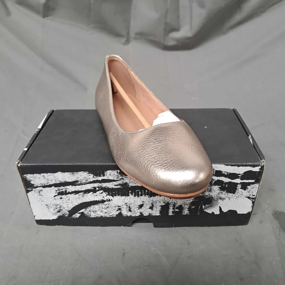 BOXED NATURALIZER METALLIC PUMPS IN GOLD SIZE 5