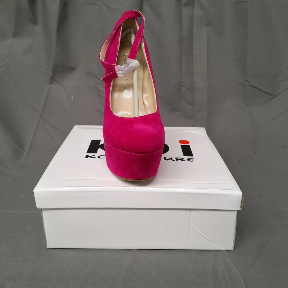 BOXED PAIR OF KOI COUTURE HR5 PLATFORM HIGH WEDGE FAUX SUEDE SHOES IN FUCHSIA SIZE 3