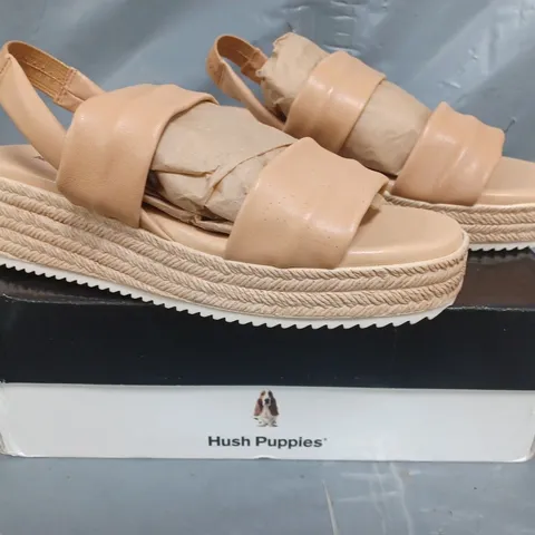 BOXED PAIR OF HUSH PUPPIES LEATHER SANDALS IN TAN SIZE 6