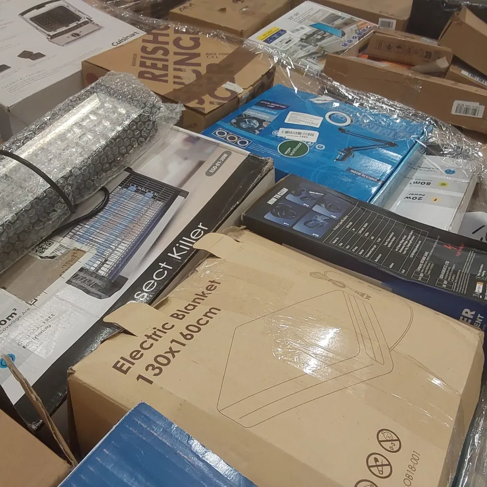 PALLET CONTAINING A VERY LARGE QUANTITY OF ASSORTED ITEMS INCLUDING: ELECTRIC BLANKET, WAFFLE MAKER, INSECT KILLER, LED DESKTOP MAGNIFIER ECT