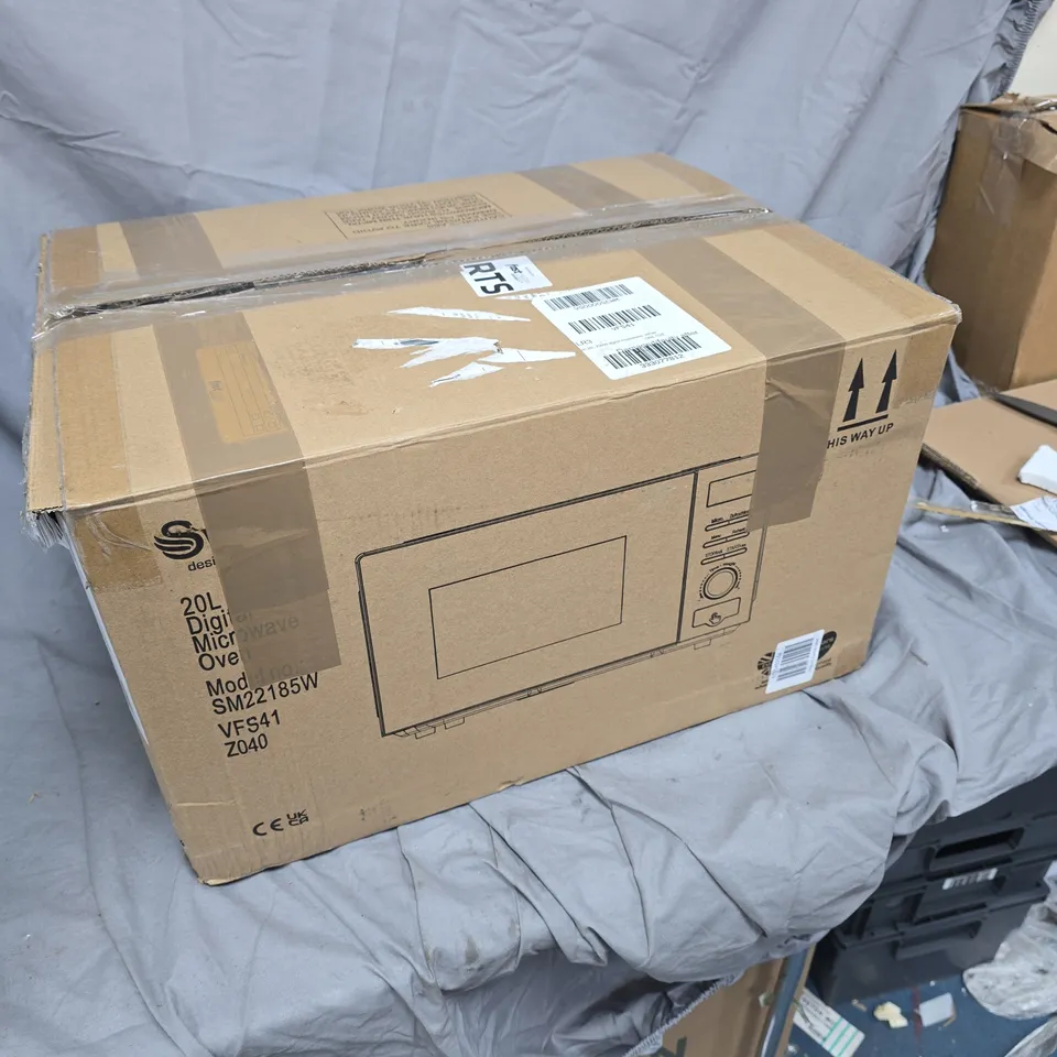 20L DIGITAL MICROWAVE OVEN – MODEL SM22185W PLUS A CAGE FULL OF GARDEN BROKEN ITEMS 2 X MICROWAVES WITH BROKEN GLASS APPROXIMATELY 10 ITEMS IN TOTAL .