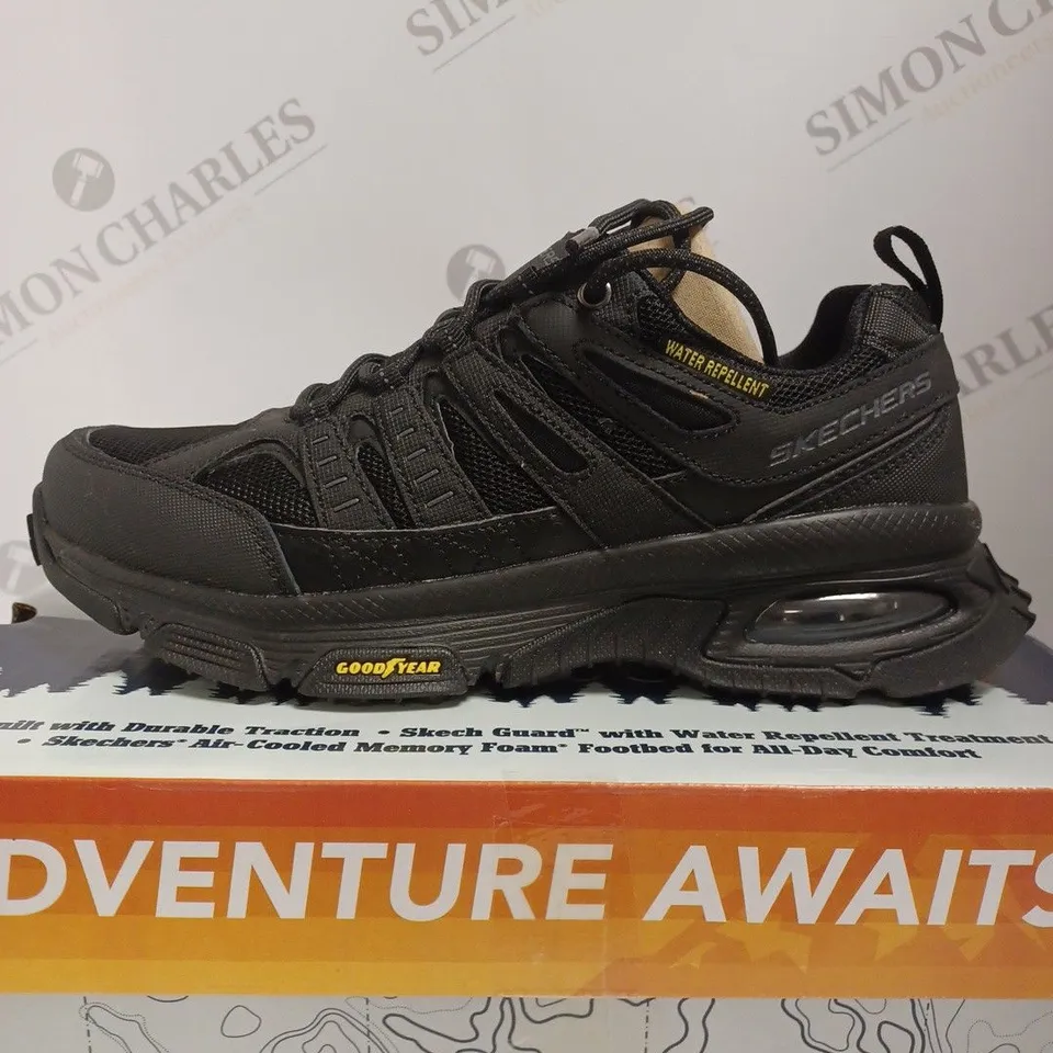 BOXED SKECHERS MEN'S SKECH-AIR ENVOY TRAINERS, BLACK - SIZE 7