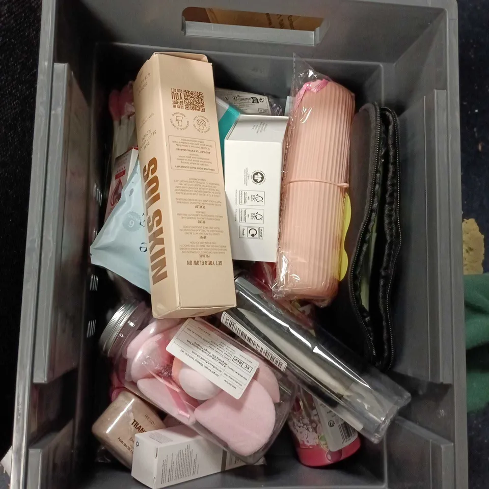 APPROXIMATELY 25 ASSORTED COSMETICS ITEMS TO INCLUDE RASCAL SALT SPRAY, PLOUISE LIP CONDITIONER AND HAIR STRAIGHTENING BRUSH