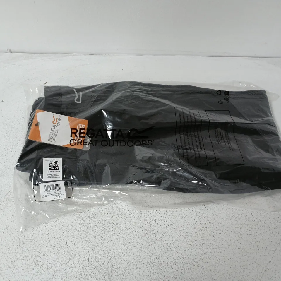 APPROXIMATELY 29 BRAND NEW REGATTA BOYS TECH MOUNTAIN TROUSERS IN BLACK/ASH - 10-11YRS