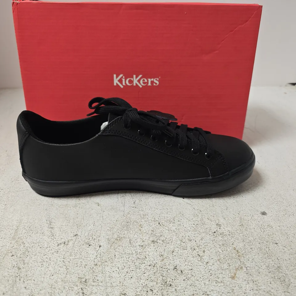 BOXED PAIR OF KICKERS TOVNI LEATHER TRAINERS IN BLACK - 42
